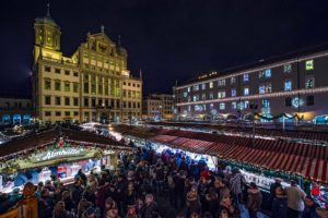 Festliche Stimmung und weihnachtliches Lichtermeer auf dem Augsburger Christkindlesmarkt