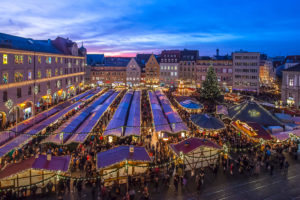 Augsburger Christkindlesmarkt von oben in der Abendstimmung