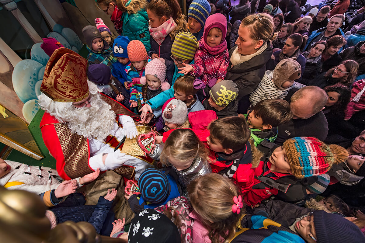Der heilige Nikolaus inmitten von Kindern