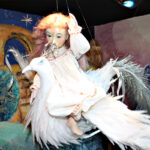 Szene aus dem Märchen der Wunschvogel in einem Schaufenster