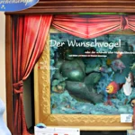 Szene aus dem Märchen der Wunschvogel in einem Schaufenster